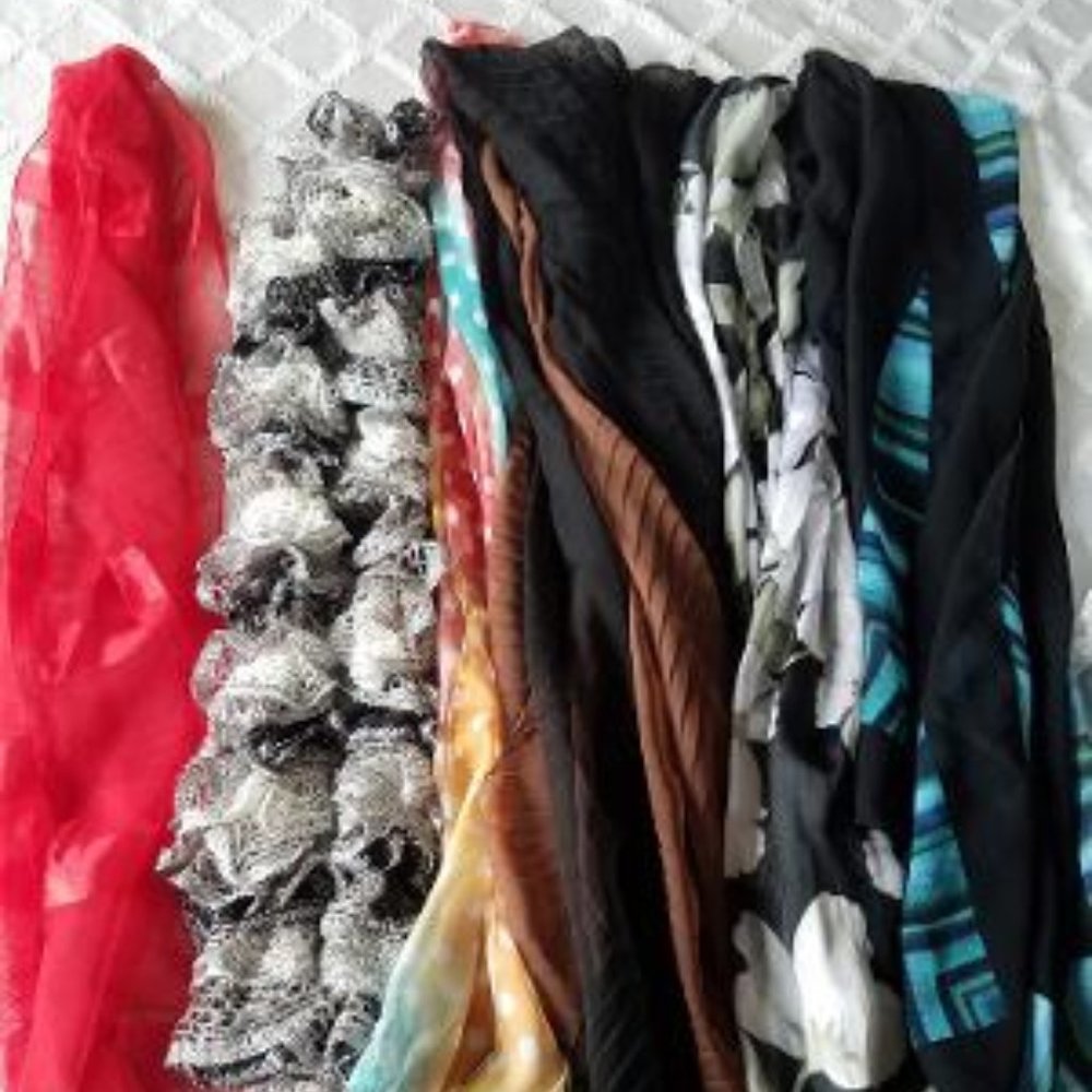 20 Scarfs, some still have tags on them